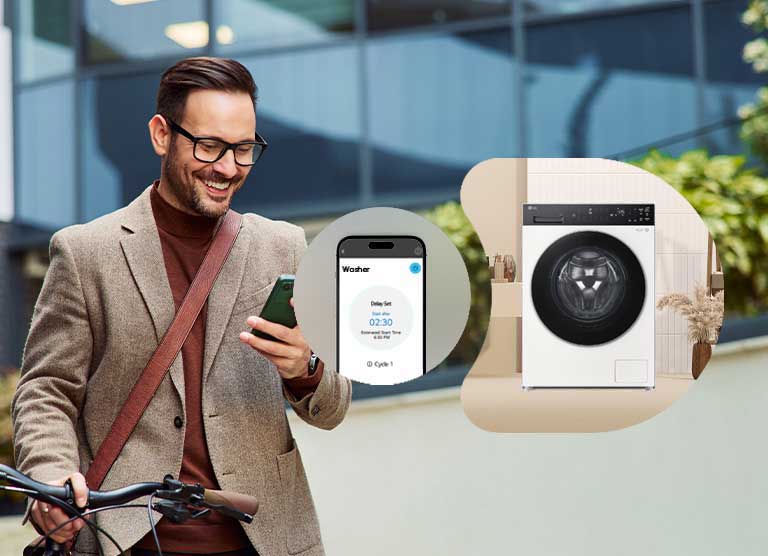 男子正在使用该应用程序，同时查看手机。