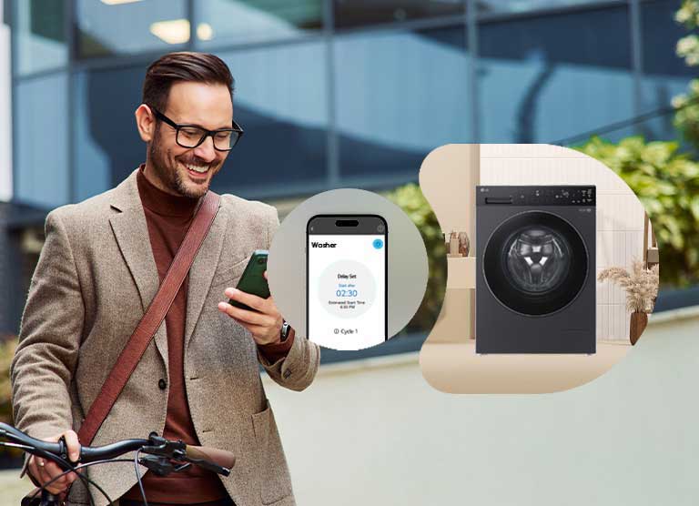 男子正在使用该应用程序，同时查看手机。