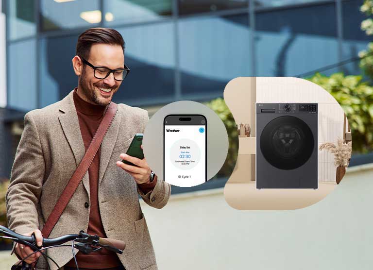 男子正在使用该应用程序，同时查看手机。