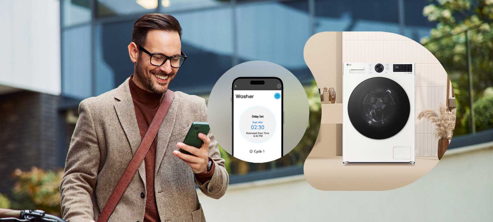 男子正在使用该应用程序，同时查看手机。