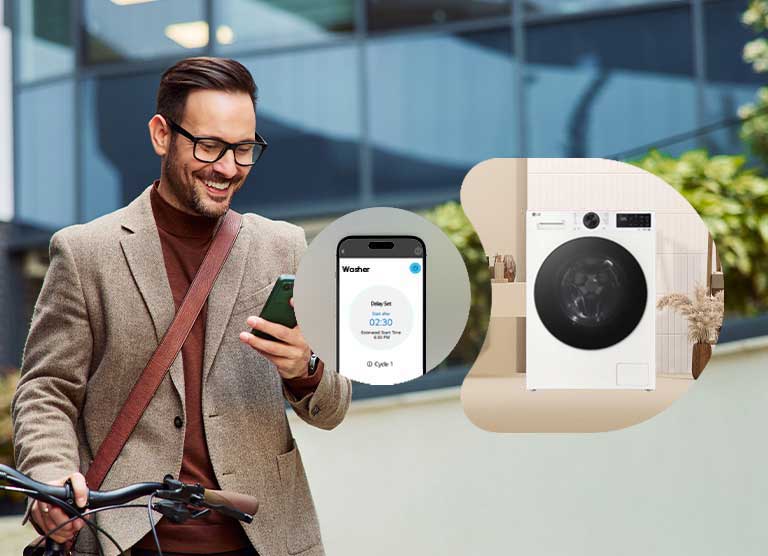 男子正在使用该应用程序，同时查看手机。