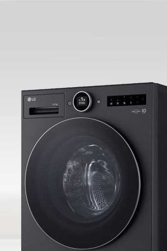 LG 白色前开式洗烘一体机 (F4X9EUP25M) 从略微侧面的角度展示。