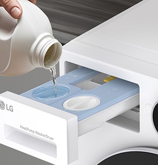 LG 白色前开式洗烘一体机 (F4X9EUP25M) 洗衣液抽拉盒打开，特写展示一只手正在倾倒洗衣液。