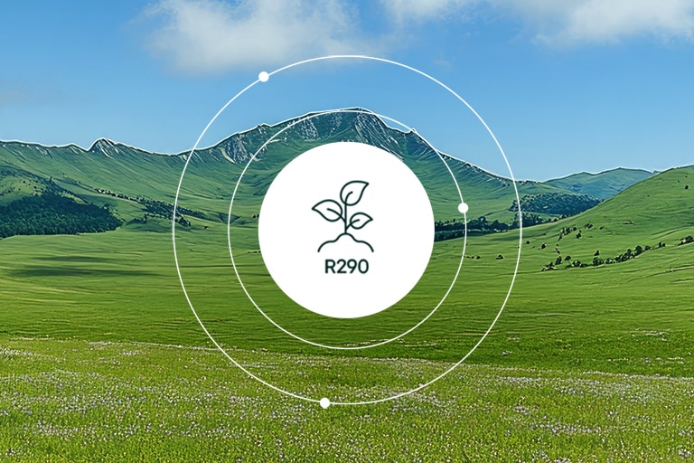LG 图示展示 R290 标志与叶片图标，背景为绿色山地景观，象征着采用 R290 Refrigerant。