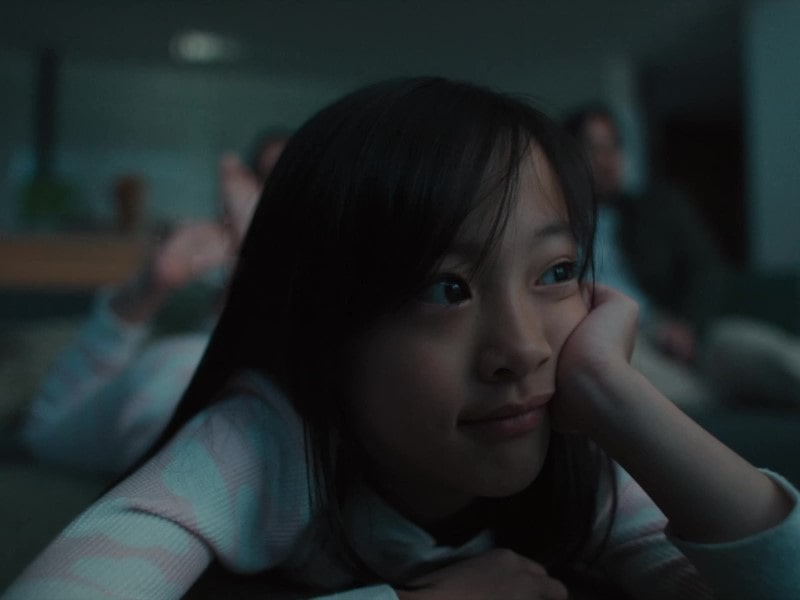 一位小女孩一脸惊讶地看着 LG OLED T