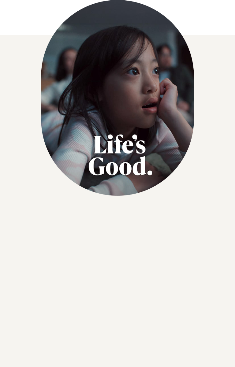 一位小女孩一脸惊讶地看着 LG OLED T