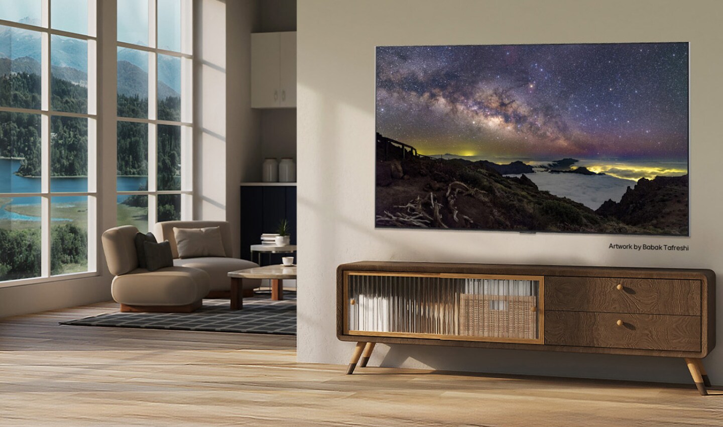 LG Gallery+, das vielfältige Kunstinhalte bietet, zeigt ein Nachthimmel-Landschaftskunstwerk von Babak Tafreshi in einem modernen Wohnraum als Teil eines kuratierten Kunsterlebnisses innerhalb der TV-Oberfläche.