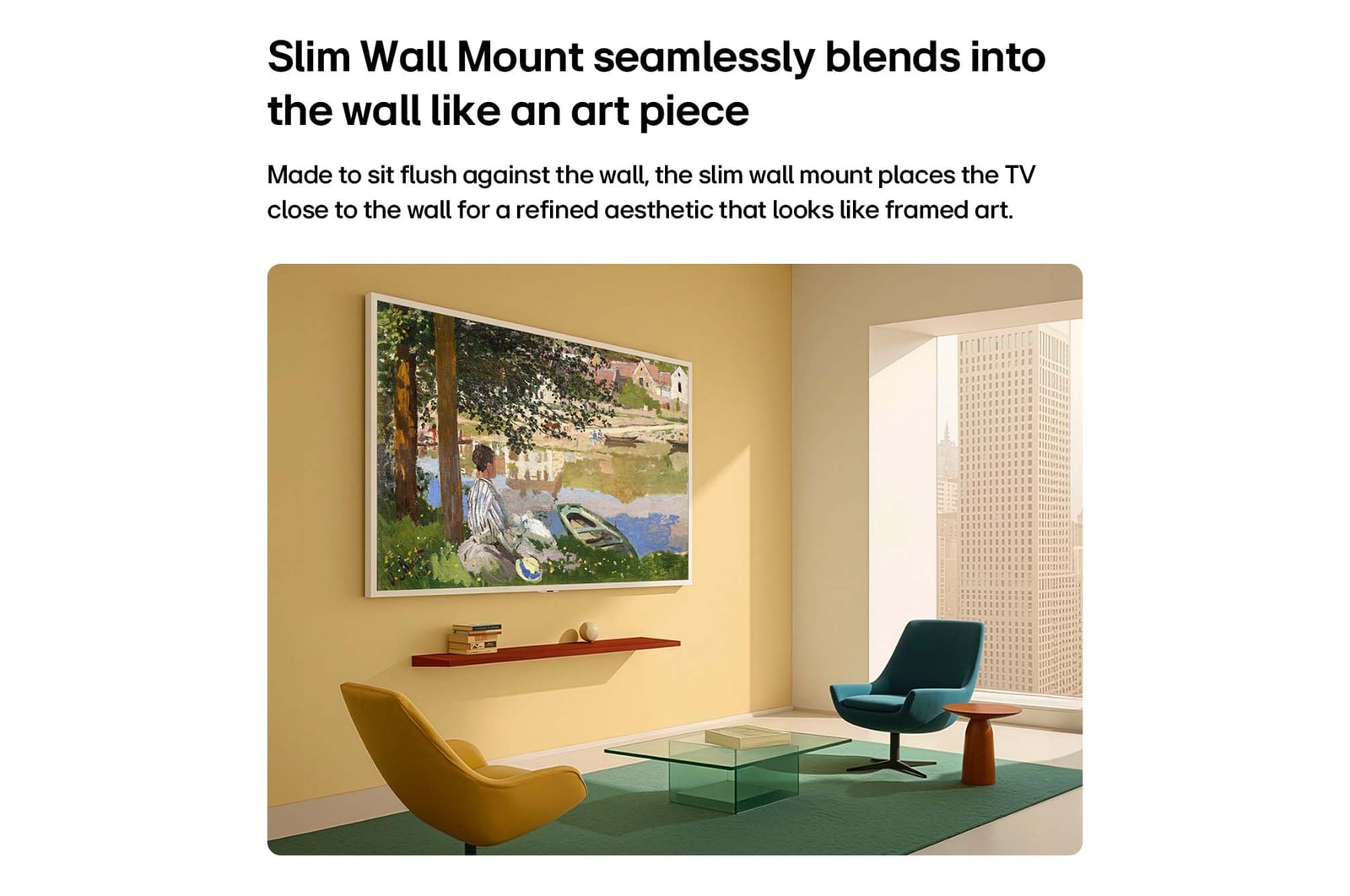 Das LG Gallery TV AI mit Rahmen LX7 ART TV ist mit einem „Snow White“-Rahmen an der Wand montiert und zeigt ein Gemälde von Balletttänzern in einem Studio an einer gelben Wand und wertet das moderne Wohnzimmer durch seine raffinierte Integration im Galerie-Stil auf.