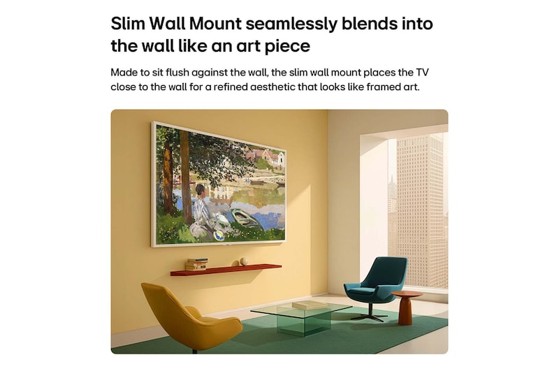 Das LG Gallery TV AI mit Rahmen LX7 ART TV ist mit einem „Snow White“-Rahmen an der Wand montiert und zeigt ein Gemälde von Balletttänzern in einem Studio an einer gelben Wand und wertet das moderne Wohnzimmer durch seine raffinierte Integration im Galerie-Stil auf.