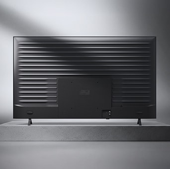 Das LG NANO 4K UHD AI NU85 mit Linear Flow Design wird in einer Mehrwinkelansicht präsentiert, wobei oben die Rückseite, unten links eine an der Wand montierte Wohnzimmerszene und unten rechts eine Nahaufnahme der geriffelten Metallrückseite zu sehen ist.