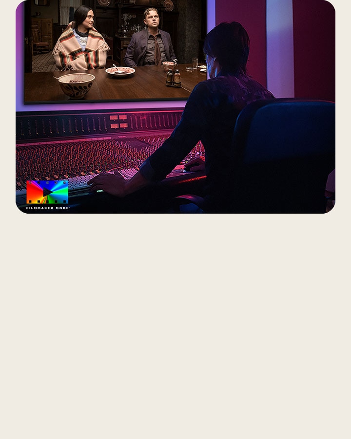 Das LG NANO 4K UHD AI NU85 wird in einem Studio gezeigt, während ein Regisseur an einem Bedienfeld einen Film bearbeitet. Das FILMMAKER MODE-Logo ist unten links zu sehen.