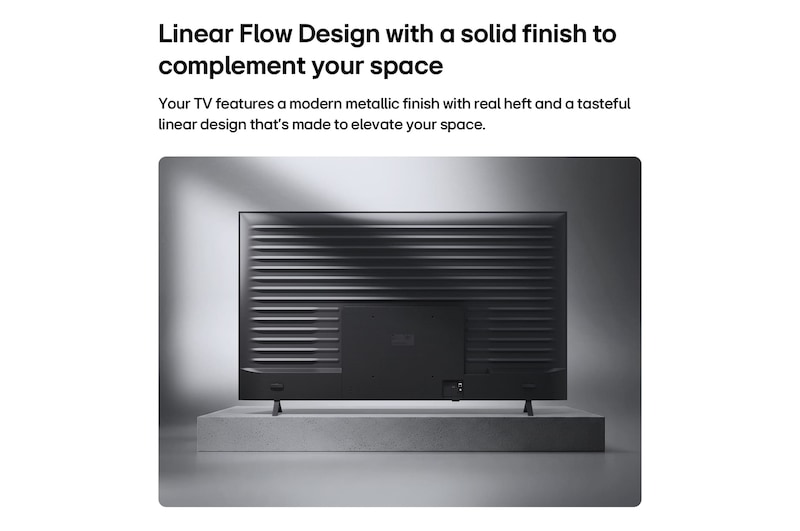 Das LG NANO 4K UHD AI NU85 wird von hinten gezeigt und präsentiert eine metallische Rückseite mit gleichmäßig angeordneten horizontalen Rillen, die ein klares, strukturiertes Erscheinungsbild schaffen und das Linear Flow Design über die gesamte Oberfläche betonen.