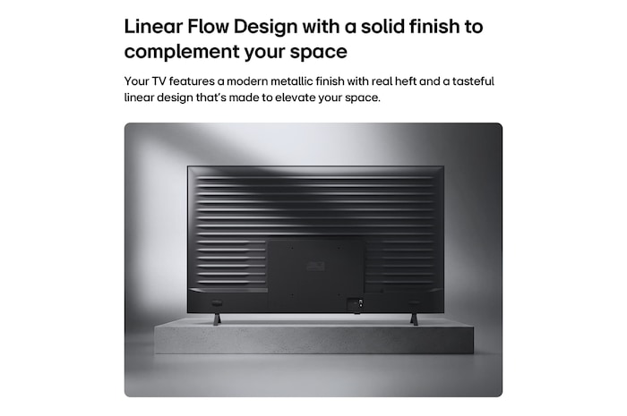 Das LG NANO 4K UHD AI NU85 wird von hinten gezeigt und präsentiert eine metallische Rückseite mit gleichmäßig angeordneten horizontalen Rillen, die ein klares, strukturiertes Erscheinungsbild schaffen und das Linear Flow Design über die gesamte Oberfläche betonen.