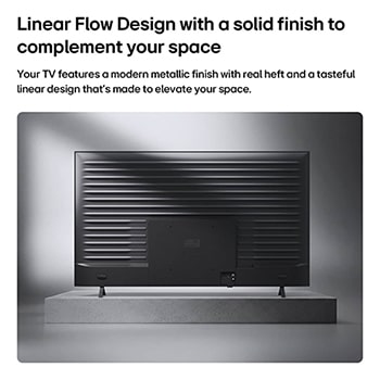 Das LG NANO 4K UHD AI NU85 wird von hinten gezeigt und präsentiert eine metallische Rückseite mit gleichmäßig angeordneten horizontalen Rillen, die ein klares, strukturiertes Erscheinungsbild schaffen und das Linear Flow Design über die gesamte Oberfläche betonen.