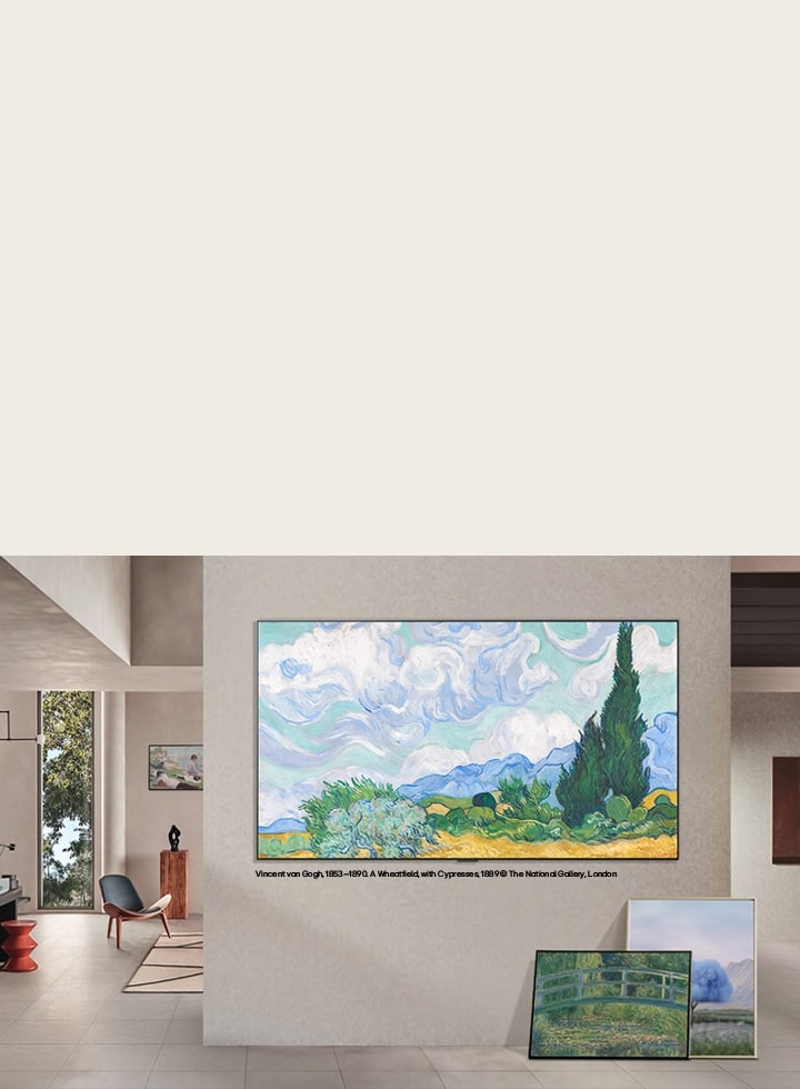 Der LG OLED evo AI G6 mit LG Gallery+ zeigt ein Landschaftsgemälde von Vincent van Gogh auf einem wandmontierten Bildschirm in einem Wohnraum im Stil einer Galerie, begleitet von einer Leinwand und weiteren gerahmten Kunstwerken in der Nähe.