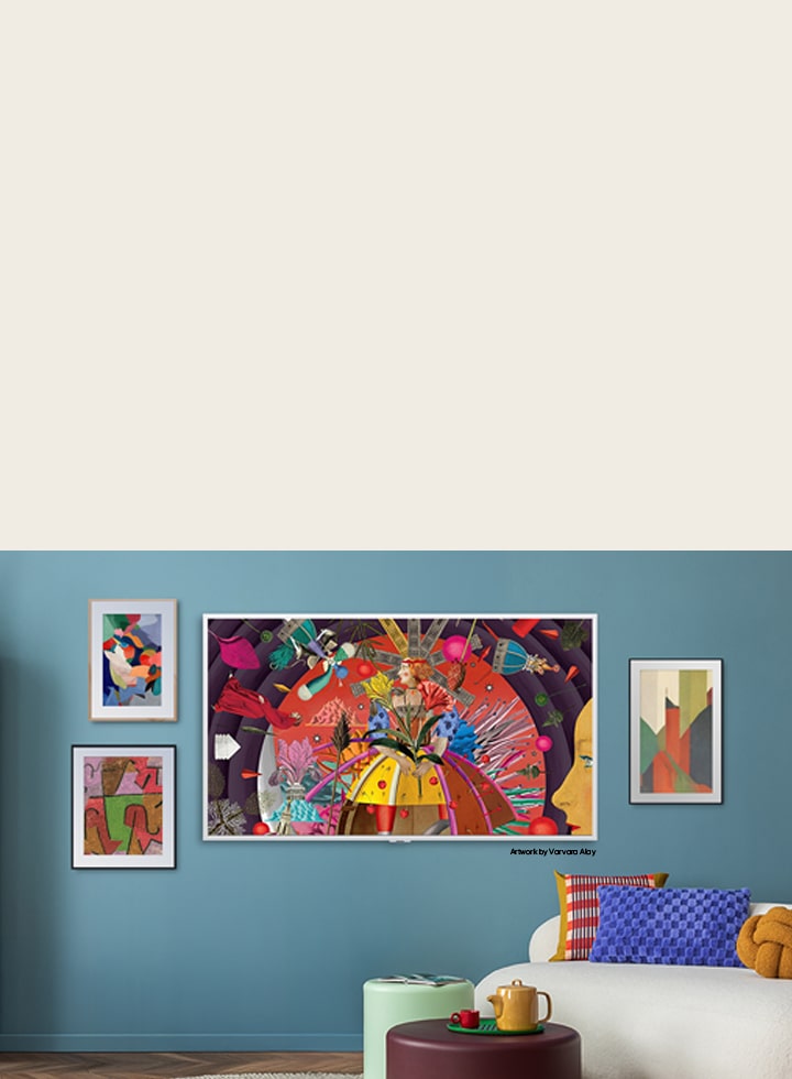 Der LG Gallery TV LX7 mit LG Gallery+ ist an einer blauen Akzentwand wandmontiert und zeigt ein lebendiges zeitgenössisches Kunstwerk von Varvara Alay, das das moderne Wohnzimmer mit kräftigen Farben belebt und eine galerieartige Atmosphäre schafft.