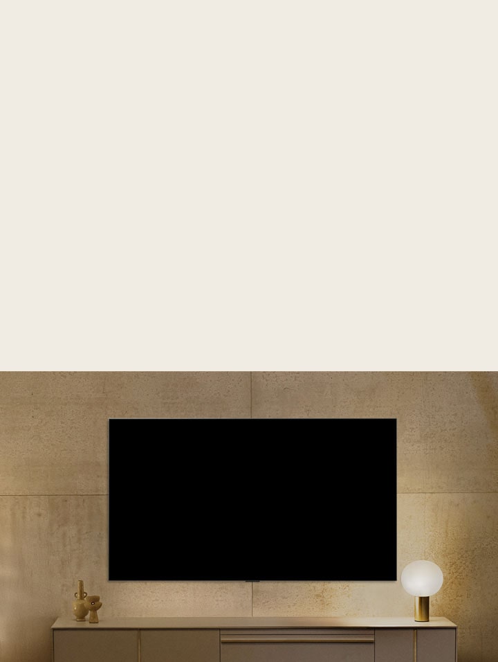 Der LG ART TV sieht an der Wand aus, als wäre es ausgeschaltet, doch dann schaltet sich der Galerie-Modus ein, zeigt Informationen an und wechselt zwischen verschiedenen Kunstwerken hin und her.