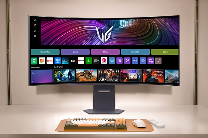 Un moniteur incurvé LG UltraGear affiche une interface intelligente avec des icônes d’applications pour le streaming, les jeux, la musique et la productivité, ainsi qu’une rangée de contenus présentant des jeux populaires et des options de divertissement.