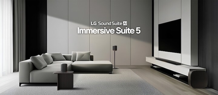 Een Sound Suite H7- en M5-luidsprekerset staan op een plank voor een televisie die aan een grijze muur hangt