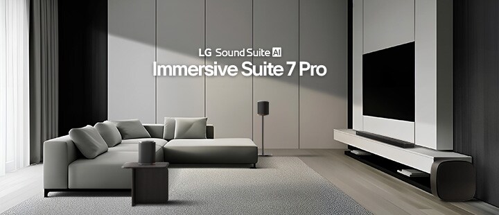 Een woonkamer met een tv en een Sound Suite-set, een soundbar, twee luidsprekers naast de bank en op een bijzettafel en een subwoofer naast de tv.