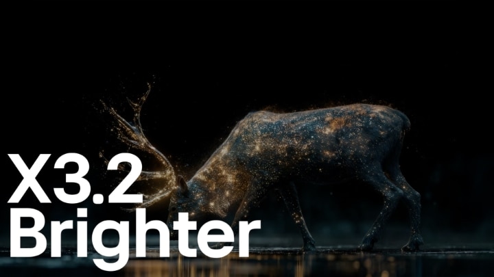 LG OLED evo AI C6 avec Brightness Booster Pro montre une scène sombre où des particules brillantes entourent une silhouette de cerf, offrant une luminosité de pic jusqu’à 3,2 fois plus intense avec une luminance plus élevée et des détails plus nets.