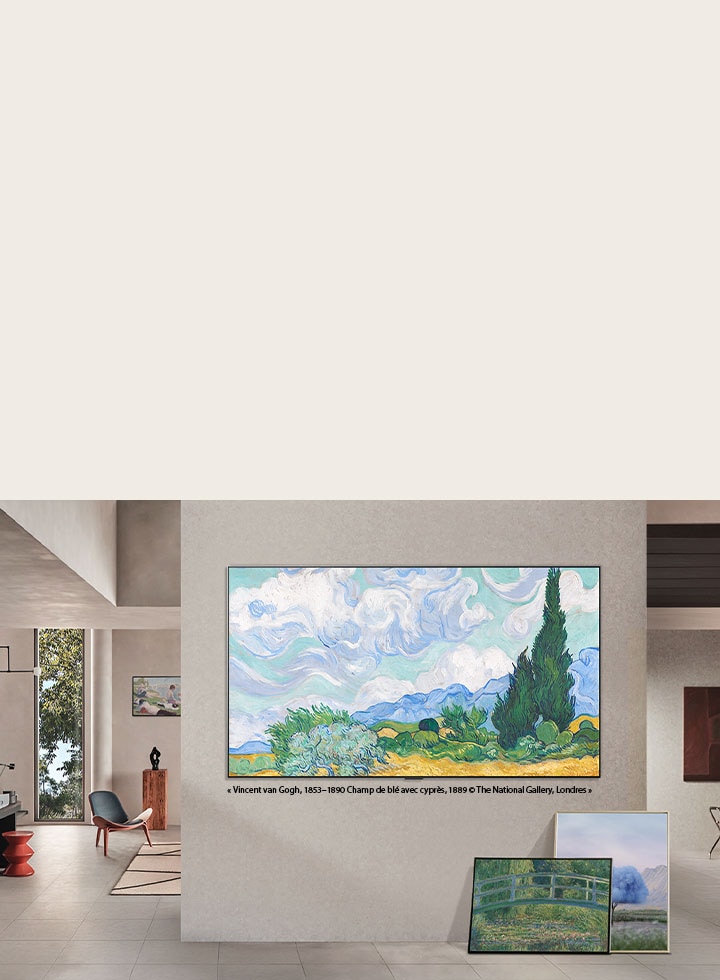LG OLED evo AI G6 avec Contenu artistique diversifié LG Gallery+ affiche une œuvre d’art paysager de Vincent van Gogh sur un écran fixé au mur dans un espace de vie de style galerie, accompagné d’une toile et d’une œuvre d’art encadrée supplémentaire à proximité. 