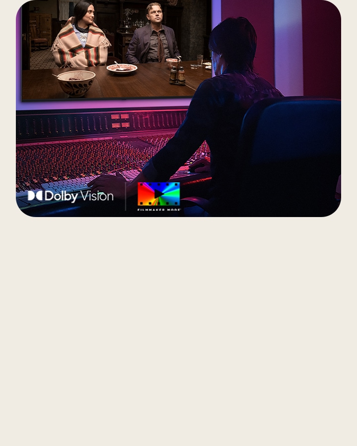 LG QNED evo AI Mini LED QNED85 est présentée dans un studio tandis qu’un réalisateur travaille sur un panneau de commande tout en éditant un film affiché à l’écran. En bas à gauche, les logos Dolby Vision et FILMMAKER MODE sont affichés.