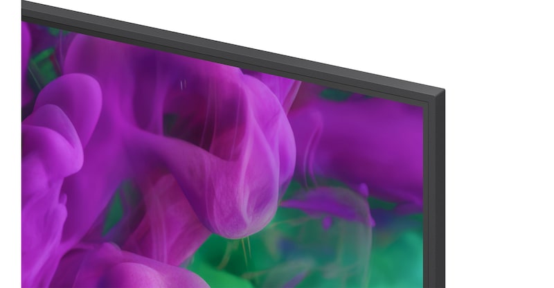 Le processeur alpha 8 AI 4K Gen3 de la LG QNED evo AI QNED86 Mini LED brille de lumière bleue sur une carte de circuit imprimé, mettant en valeur les performances de traitement de l’IA avec un traitement neuronal NPU 5,0× plus rapide, des graphiques GPU 10 % plus puissants et un débit de mémoire amélioré de 20 %.