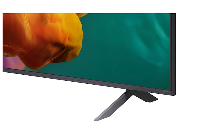Le processeur alpha 8 AI 4K Gen3 de LG QNED evo AI QNED86 Mini LED brille de lumière bleue sur une carte de circuit imprimé, mettant en évidence les performances de traitement de l’IA avec un NPU jusqu’à 5 fois plus rapide, un processeur 10 % plus rapide et une capacité de mémoire 20 % plus importante.