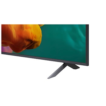 Le processeur alpha 8 AI 4K Gen3 de LG QNED evo AI QNED86 Mini LED brille de lumière bleue sur une carte de circuit imprimé, mettant en évidence les performances de traitement de l’IA avec un NPU jusqu’à 5 fois plus rapide, un processeur 10 % plus rapide et une capacité de mémoire 20 % plus importante.