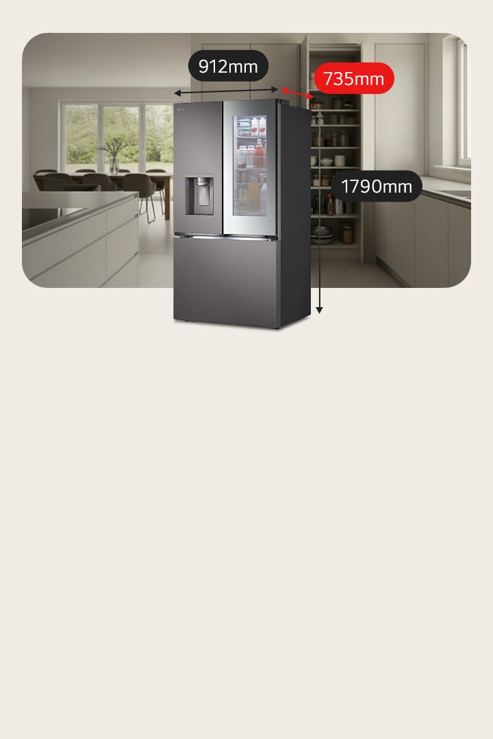 Em uma cozinha espaçosa, uma geladeira LG French Door de grande capacidade. Atrás está uma despensa de alimentos com talheres à direita, um fogão de indução à esquerda e uma mesa de jantar ao fundo.