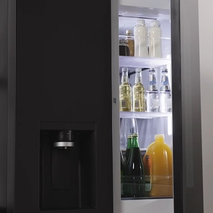Geladeira LG com as portas abertas, mostrando os compartimentos de armazenamento e as prateleiras flexíveis.