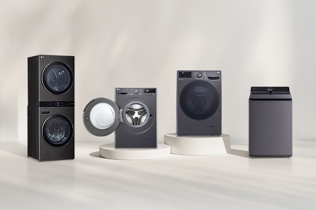 Linha de lavadoras e secadoras de roupas LG em frente a uma parede bege. Inclui uma secadora de roupas, uma lavadora de carga frontal com porta aberta, uma lavadora e secadora combinadas e uma WashTower. À direita, é possível avistar uma floresta.
