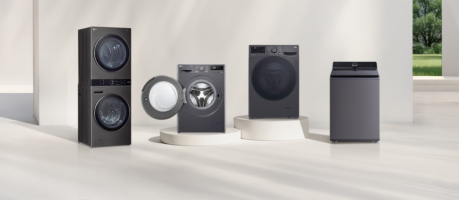 LG WashTower™, carregamento frontal, carregamento superior e Lavas e secas sobre pedestais em um ambiente claro e neutro.