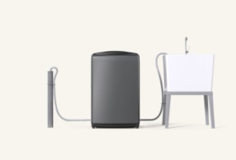 Mangueira de drenagem da bomba posicionada na altura correta entre 90 e 120 cm.