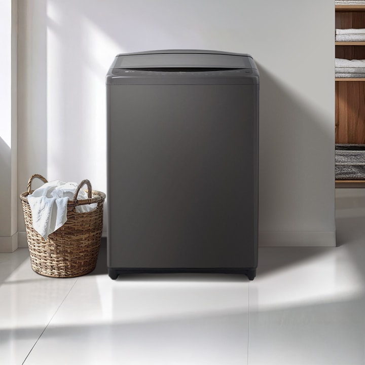 Lavadoras LG com carregamento superior em uma lavandaria moderna com cesto e prateleiras, demonstrando um design compacto e uma instalação prática.