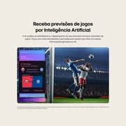 Uma LG QNED evo AI QNED70 Mini LED com Sports Forecast do AI Concierge exibe uma partida de futebol ao vivo com um painel de IA na tela apresentando previsões, análises do jogo e dados da liga, mostrando como a IA analisa o jogo para prever os resultados da partida. 