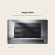 Uma LG QNED AI QNED70 Mini LED é mostrada por trás, revelando um painel traseiro metálico com sulcos horizontais uniformemente espaçados que criam uma aparência limpa e estruturada e enfatizam o Linear Flow Design em toda a superfície.