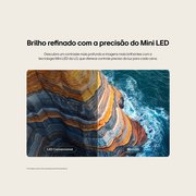 Uma LG QNED AI QNED70 Mini LED destaca como seus Mini LEDs revelam texturas de rochas mais nítidas e detalhes do oceano mais claros do que os LEDs convencionais em uma cena dividida de um penhasco na costa, produzindo pretos mais profundos e contraste mais refinado para maior clareza e profundidade.