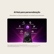 Uma LG QNED AI QNED70 Mini LED apresenta o AI Hub para personalização, com um ícone de IA acima do controle remoto, cercado por etiquetas para Multi-AI Search, AI Concierge, AI Voice ID com Minha Página, AI Chatbot, AI Picture Wizard e AI Sound Wizard.