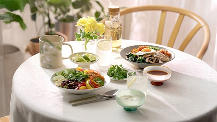 An image of a high-protein meal-prep setup featuring chicken bowls and an LG NeoChef™ with smart cooking modes.
