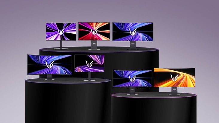 Une gamme de moniteurs LG UltraGear de différentes tailles affichée sur des podiums noirs à étages, incluant divers formats d’aspect.