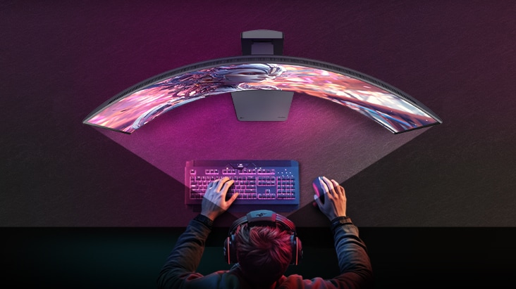 Une vue de dessus montre un joueur portant des écouteurs jouant à un jeu immersif sur un moniteur incurvé LG UltraGear installé sur un bureau sombre avec un éclairage ambiant violet.