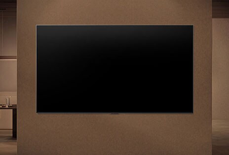 LG ART TV est fixée au mur avec l’écran éteint, puis s’allume à l’approche d’une personne, utilisant des détecteurs de mouvement pour afficher une œuvre d’art abstraite tourbillonnante.
