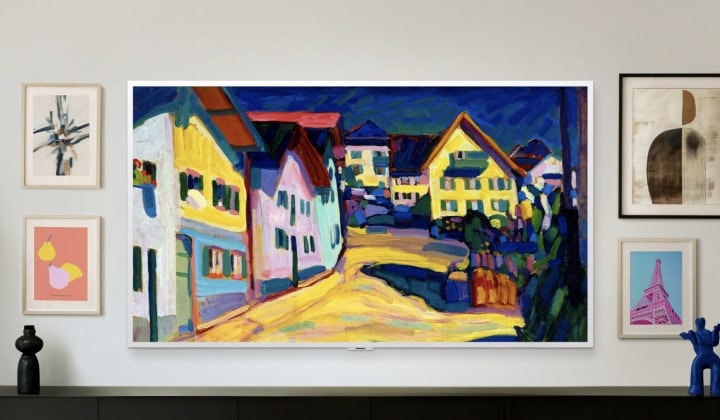 Der LG Gallery TV AI mit Rahmen LX7 ART TV ist in drei verschiedenen Räumen zu sehen, jeweils an der Wand montiert und mit unterschiedlichen Kunstwerken in verschiedenen Einrichtungsstilen, wodurch sich jeder Raum in eine persönliche Galerie verwandelt.
