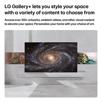 Das LG Gallery TV AI mit Rahmen LX7 ART TV mit Slim & Seamless Wall Mount sitzt bündig an gelben und weißen Wänden in zwei verschiedenen Innenräumen und zeigt klassische Gemälde mit einem klaren, gerahmten Look, der sich nahtlos in den Raum einfügt.