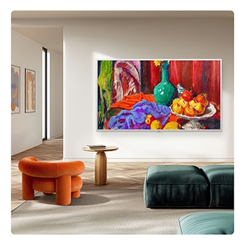 Das LG Gallery TV AI mit Rahmen LX7 ART TV ist im Wohnzimmer mit einem „Warm Walnut Attachable Frame“ an der Wand montiert. Auf dem Bildschirm ist ein Stillleben zu sehen, das den Raum wie eine Galerie wirken lässt.