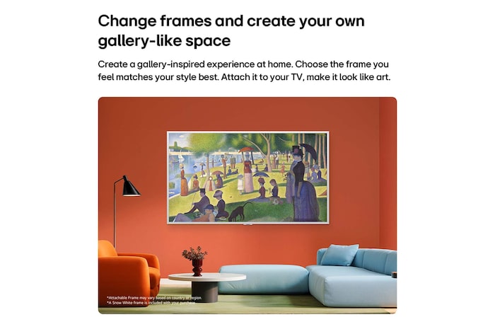 Das LG Gallery TV AI mit Rahmen LX7 ART TV im Gallery Design mit Attachable Frame ist an der Wand montiert und zeigt, wie es die Atmosphäre des gesamten Raums verändert. Es werden sowohl der „Warm Walnut“- als auch der „Snow White“-Rahmen präsentiert.