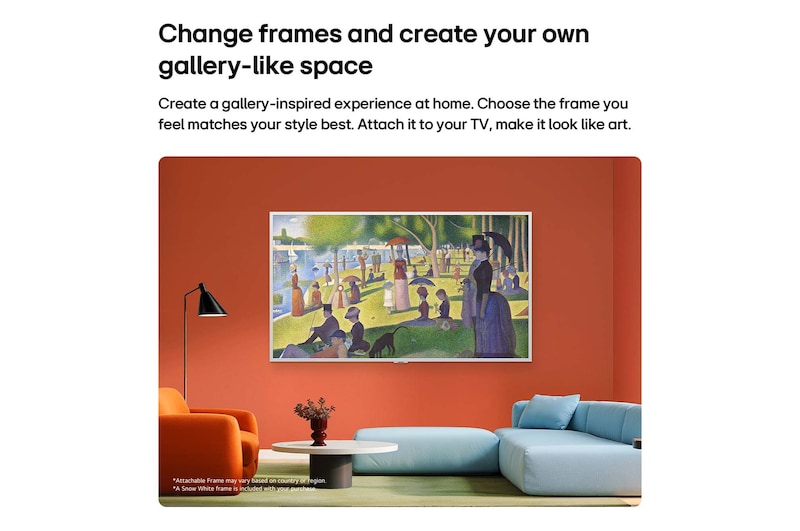 Das LG Gallery TV AI mit Rahmen LX7 ART TV im Gallery Design mit Attachable Frame ist an der Wand montiert und zeigt, wie es die Atmosphäre des gesamten Raums verändert. Es werden sowohl der „Warm Walnut“- als auch der „Snow White“-Rahmen präsentiert.