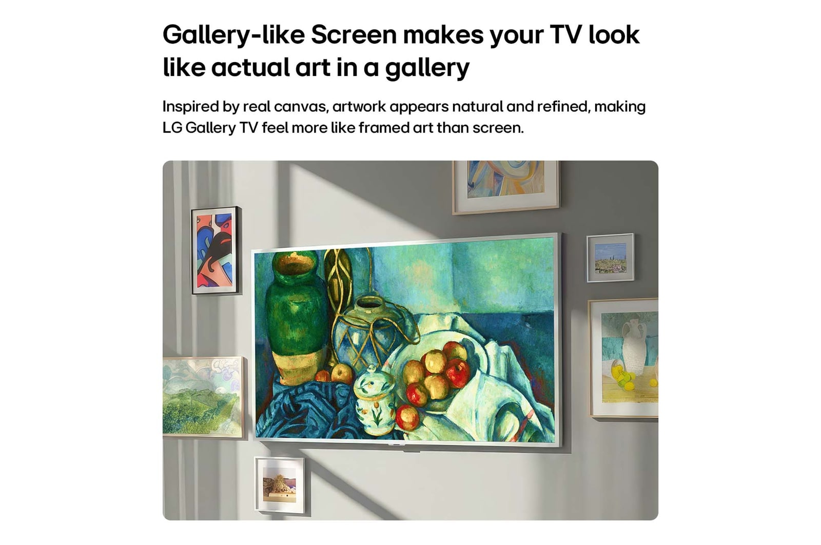 Das LG Gallery TV AI mit Rahmen LX7 ART TV mit Gallery-ähnlichem spiegelfreien Bildschirm ist an einer weißen Wand montiert und zeigt ein Stillleben mit Vasen und Früchten, umgeben von verschiedenen gerahmten Kunstwerken in einer galerieartigen Umgebung.